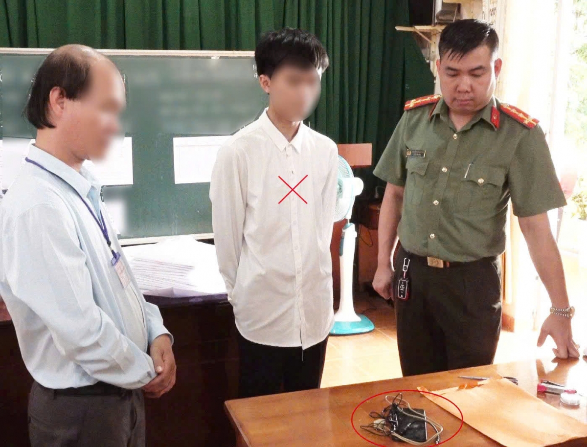 Lâm Đồng khởi tố vụ thí sinh dùng camera siêu nhỏ truyền nội dung đề thi ra ngoài